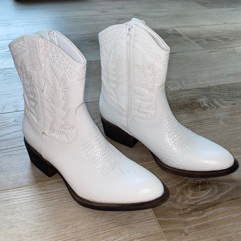 NWOT Coconuts by Matisse White Pistol Cowboy Boots 8